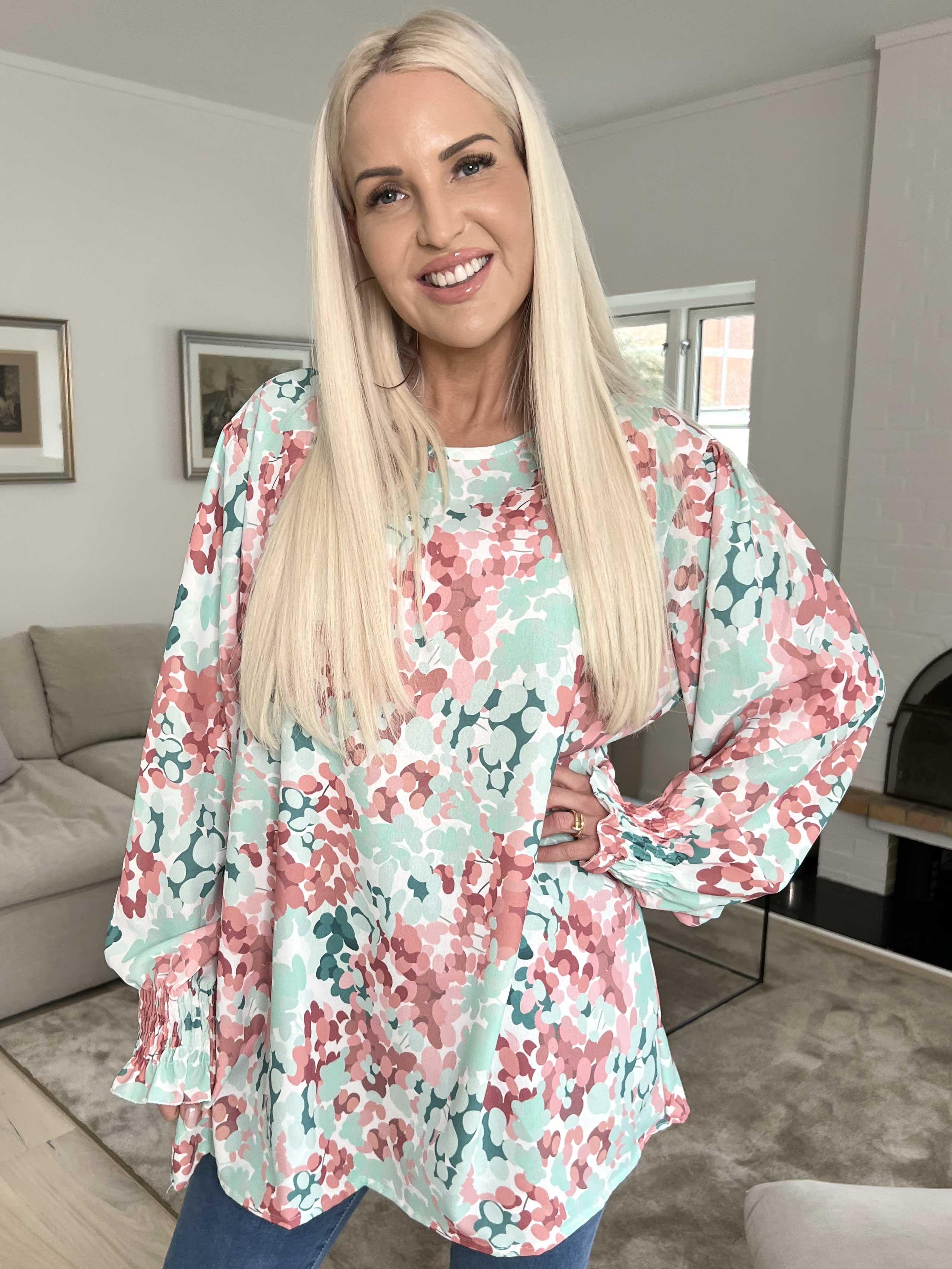 Moa - Mønstret bluse med elastik forenden af ærmerne